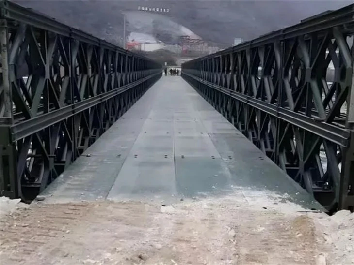 Starre Hängebrücke mit Stahlkonstruktion